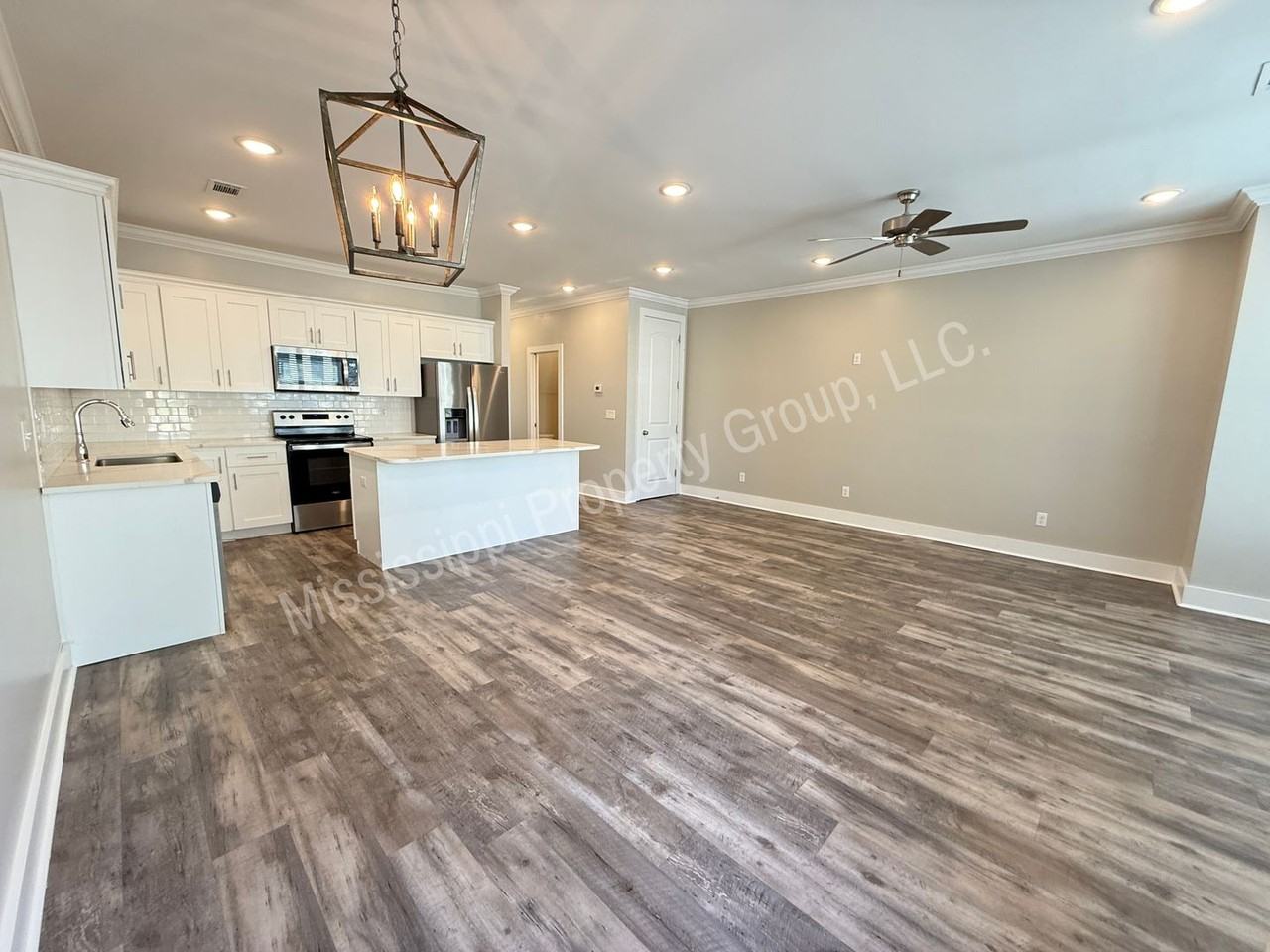 323 Stillwater Ln - Photo 5 of 30