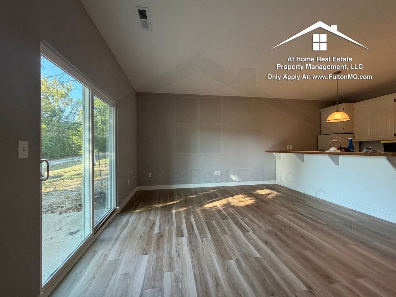 1009 Boulder Ct - Photo 3 of 21