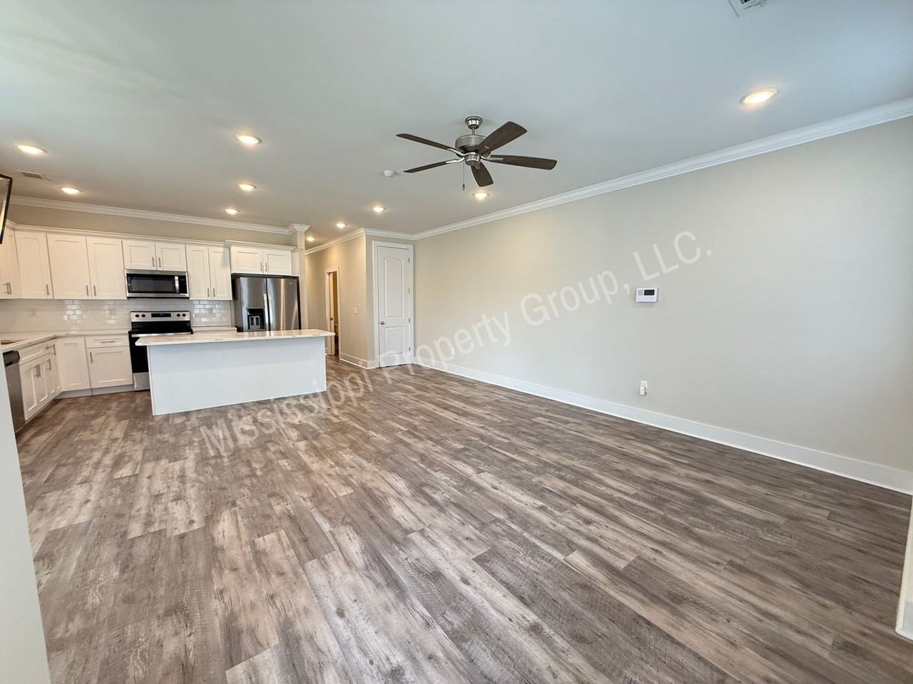 335 Stillwater Ln - Photo 4 of 31