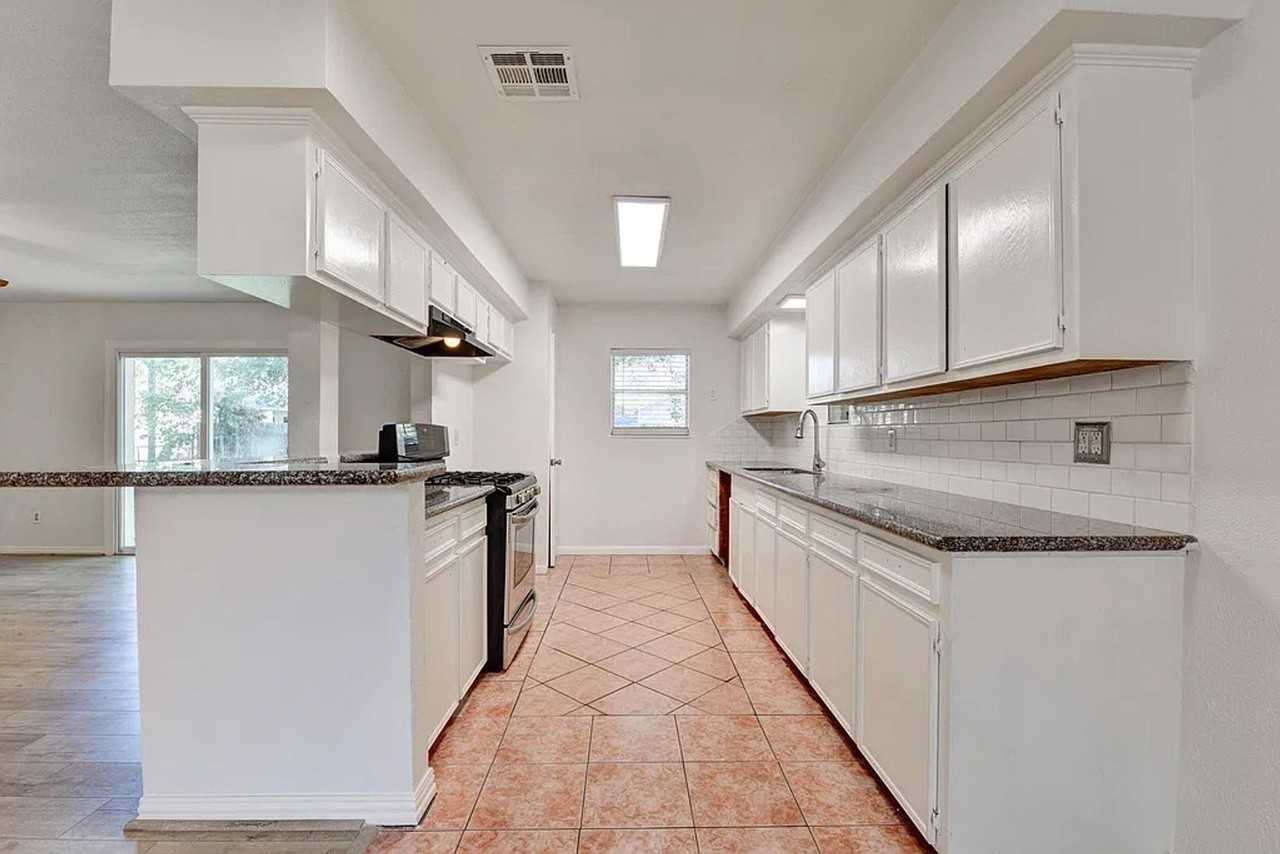 219 Schley St - Photo 4 of 18