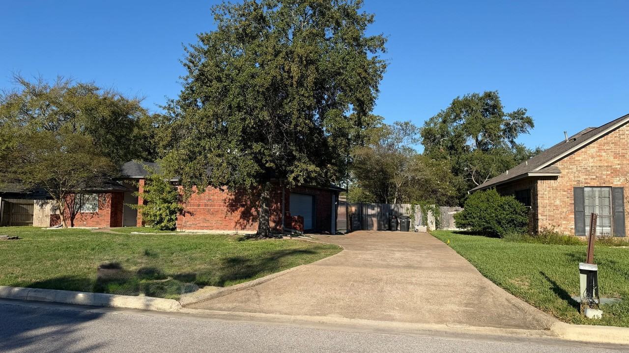1109 Haley Pl - Photo 2 of 24
