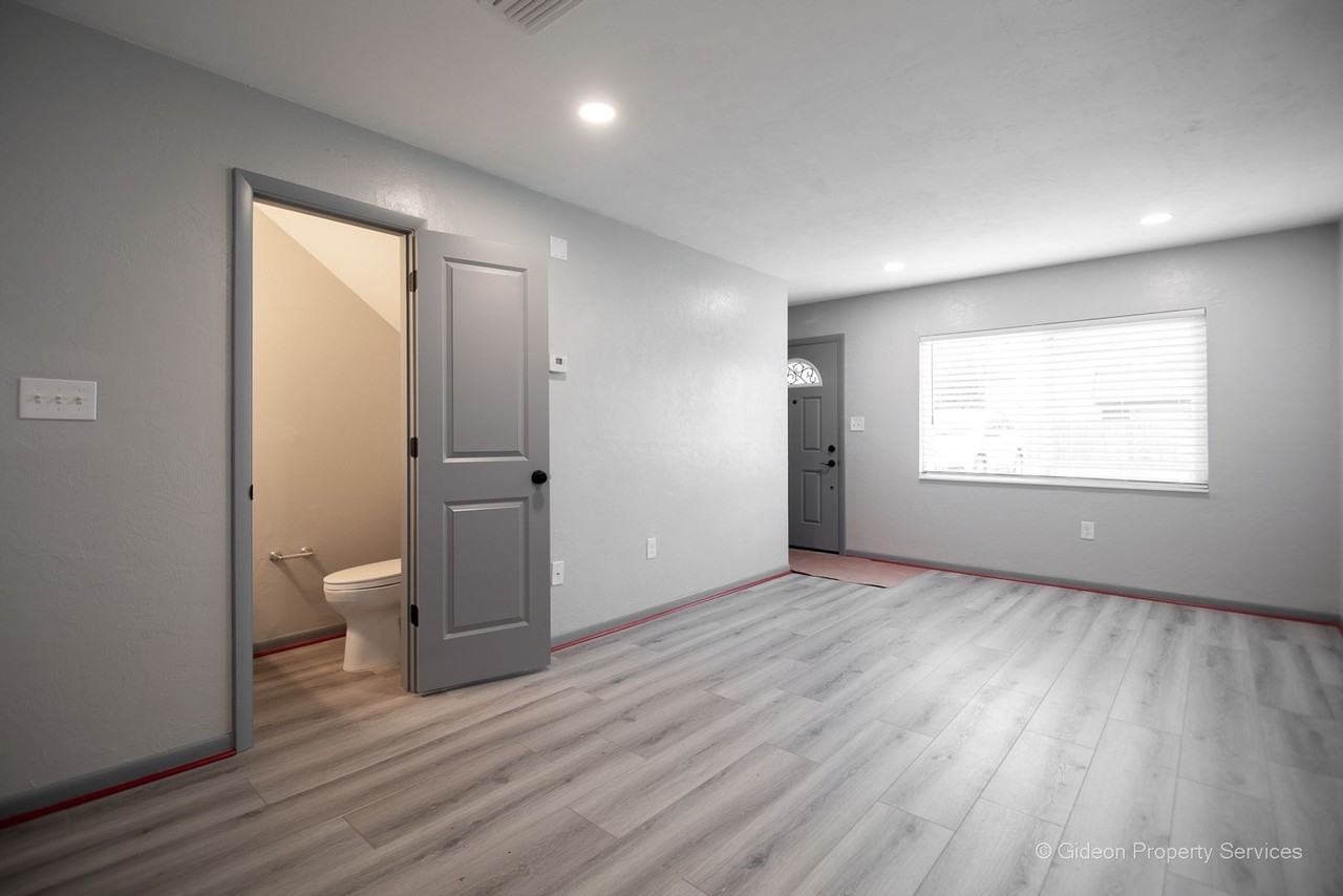 2612 Sw 31st Pl - Photo 3 of 14