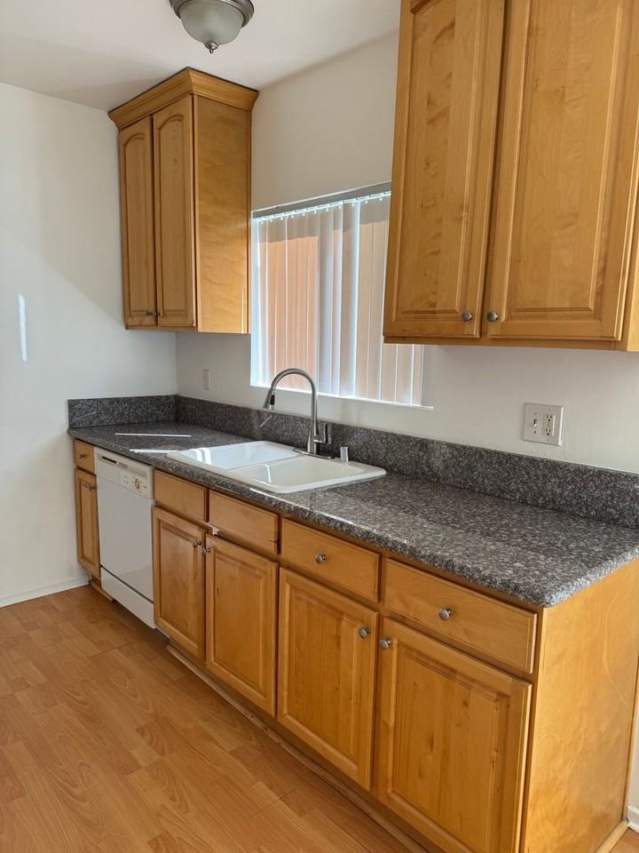 4836 Rosewood Ave - Photo 3 of 15
