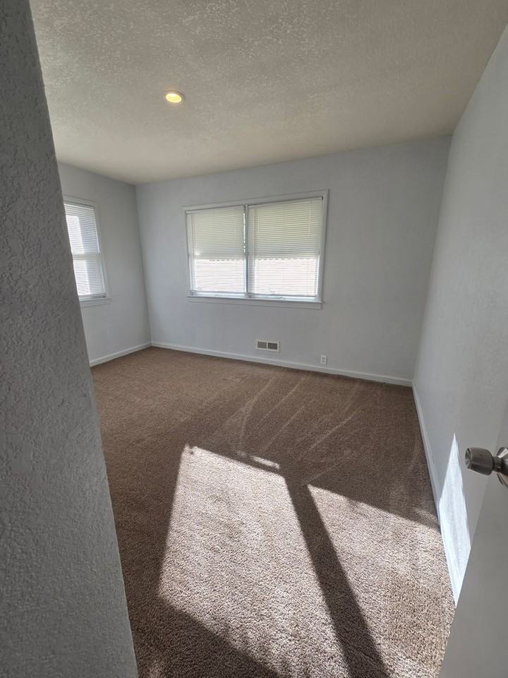 10719 Cambridge Ave - Photo 4 of 10