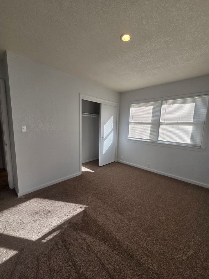 10719 Cambridge Ave - Photo 5 of 10