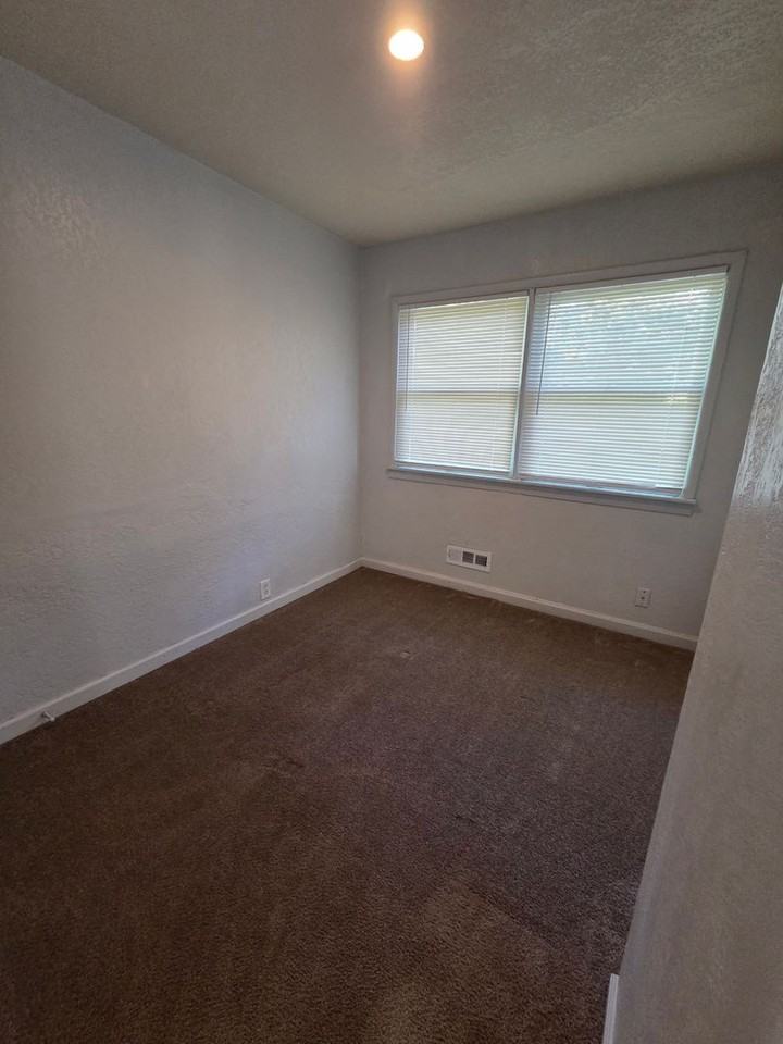 10719 Cambridge Ave - Photo 6 of 10
