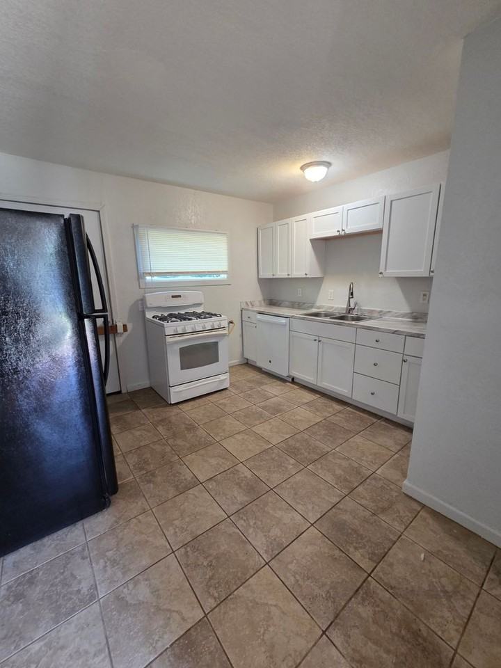 10719 Cambridge Ave - Photo 7 of 10