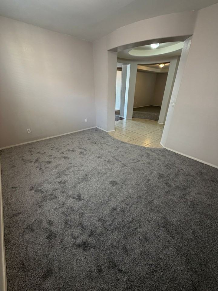 2613 Park Hyatt Ave - Photo 5 of 47