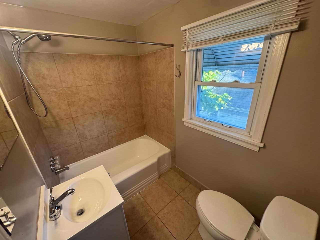 378 Hillwood Dr - Photo 5 of 12