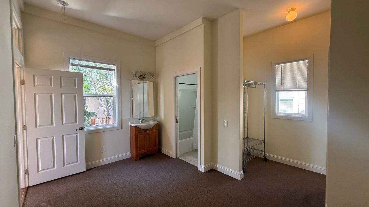 1531 9th St - Photo 6 of 11