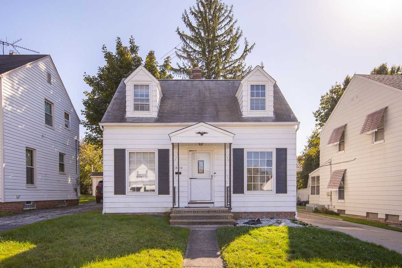 18312 Highland Dr - Photo 2 of 23