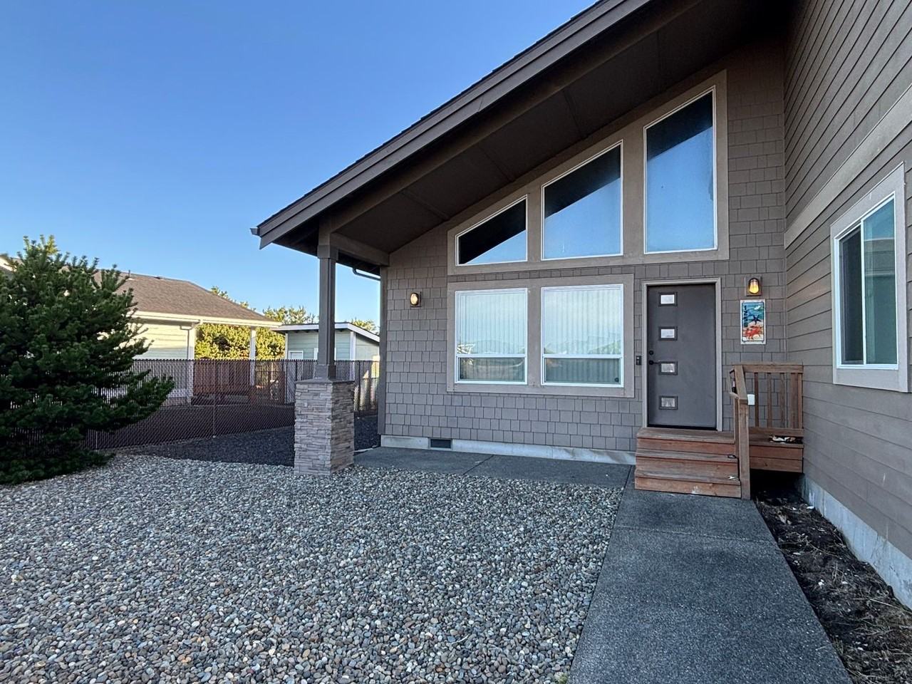 1256 Channel Ave Sw - Photo 3 of 33