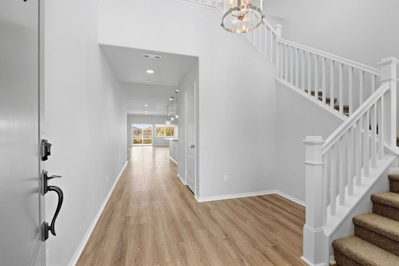 339 Calabrese St - Photo 3 of 25