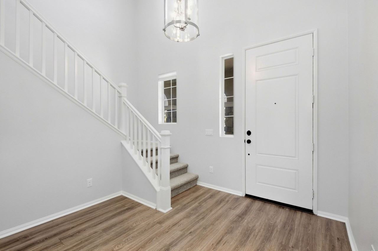 339 Calabrese St - Photo 4 of 25