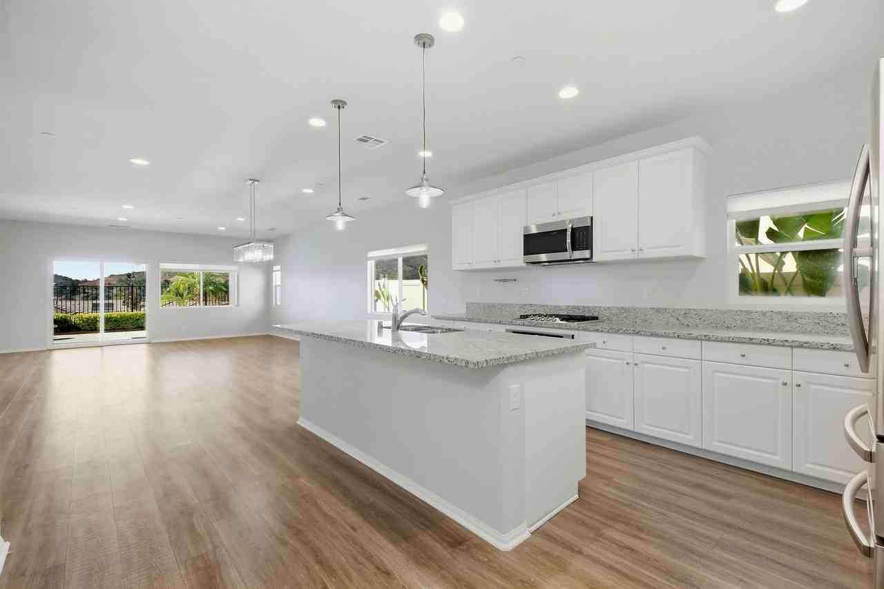 339 Calabrese St - Photo 5 of 25