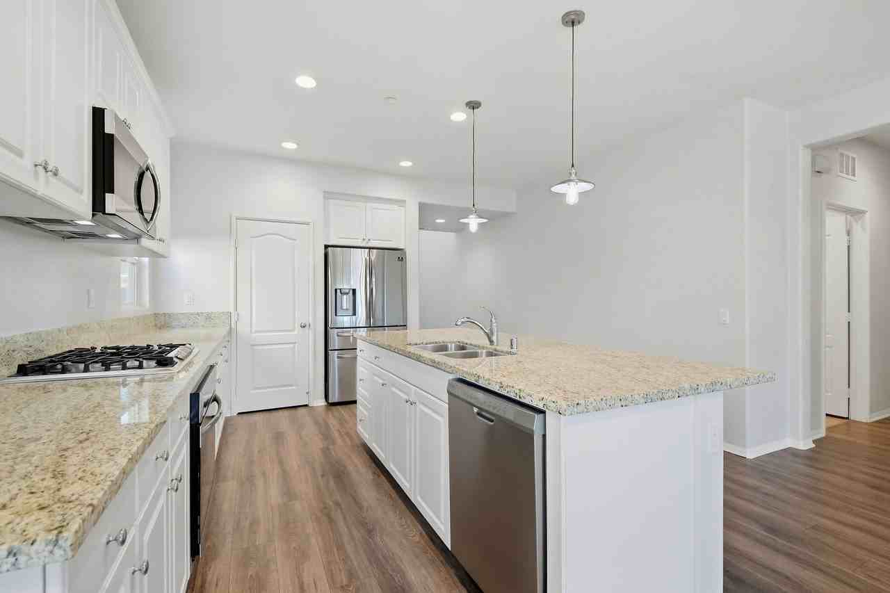 339 Calabrese St - Photo 6 of 25