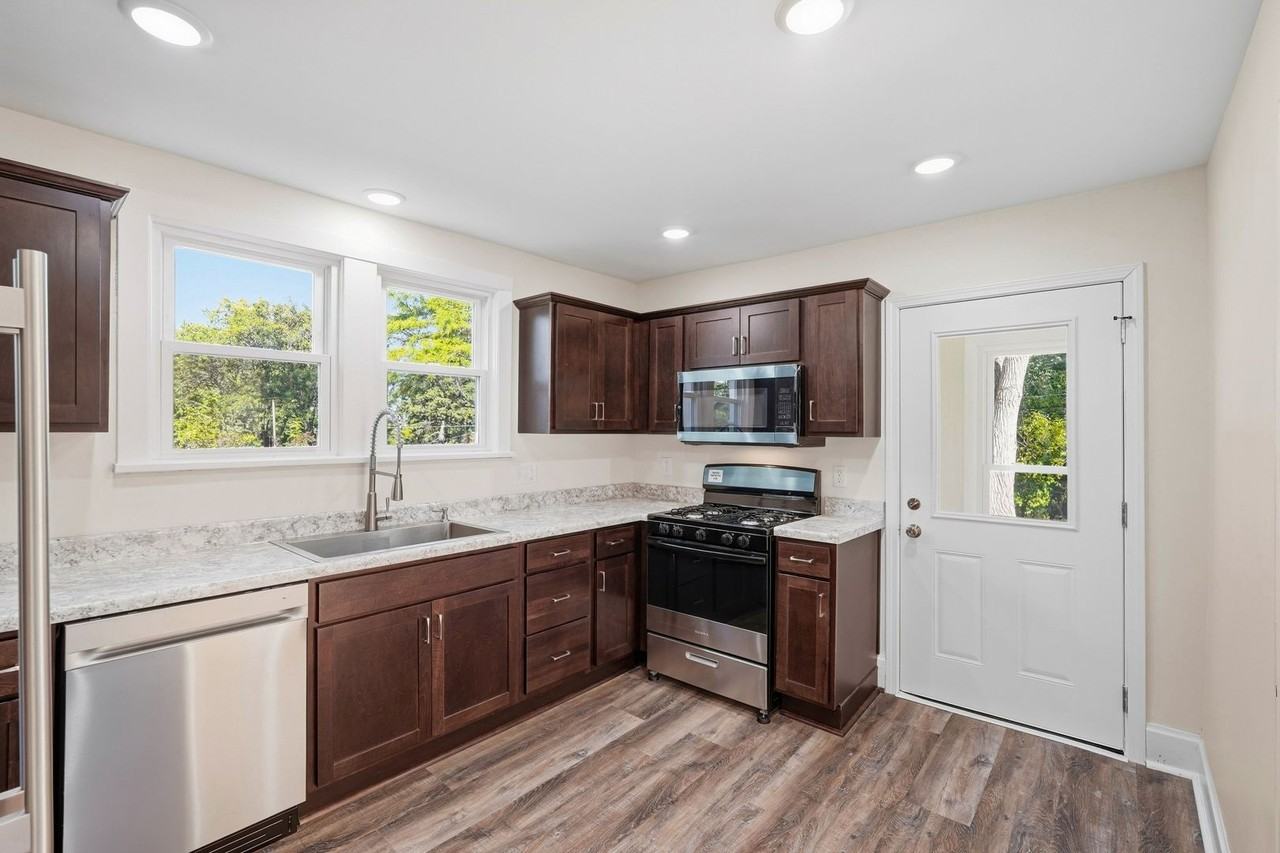 527 Arlington Ave E - Photo 5 of 38