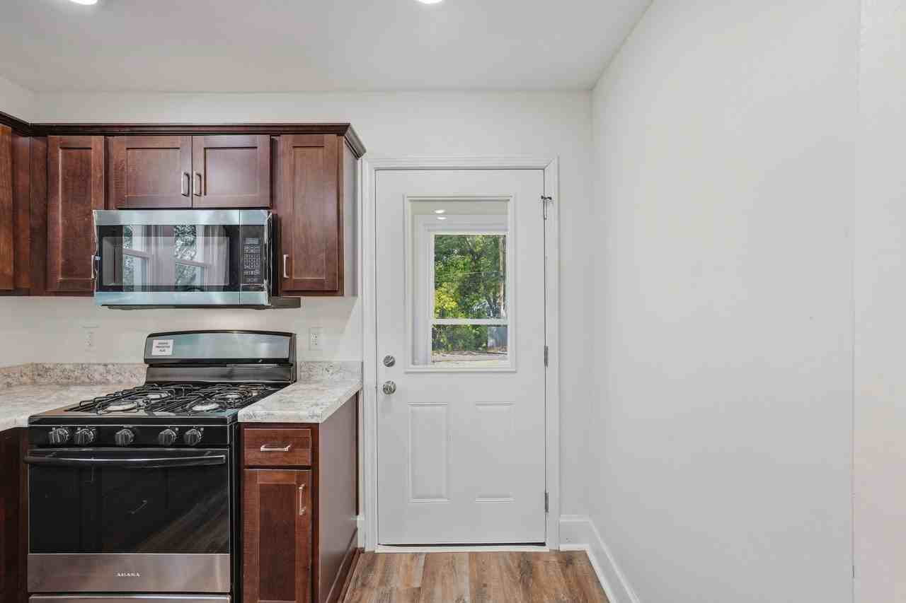 527 Arlington Ave E - Photo 6 of 38