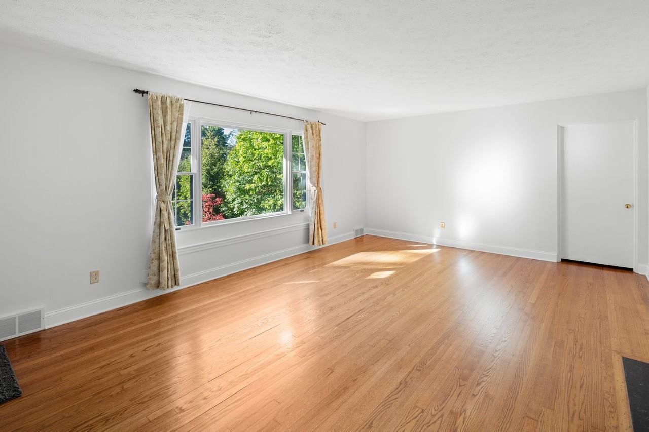 8 Maplewood Pkwy - Photo 2 of 30