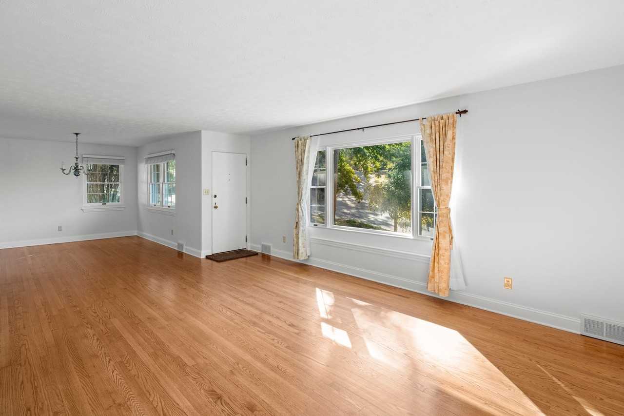 8 Maplewood Pkwy - Photo 3 of 30