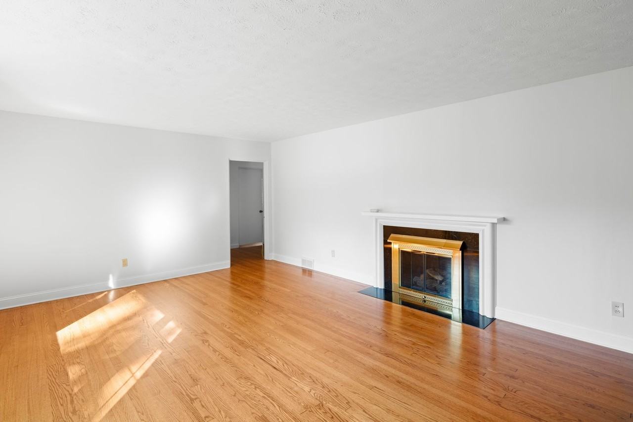 8 Maplewood Pkwy - Photo 4 of 30