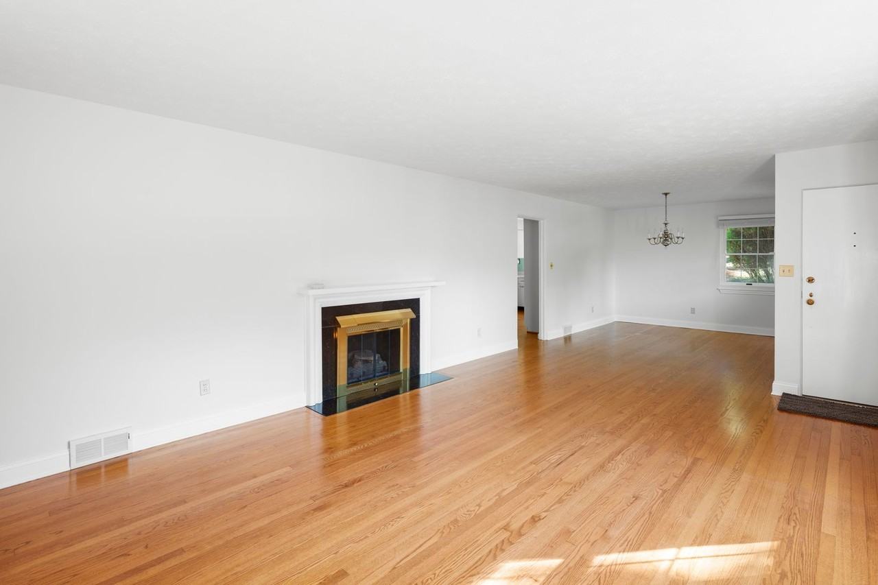 8 Maplewood Pkwy - Photo 5 of 30