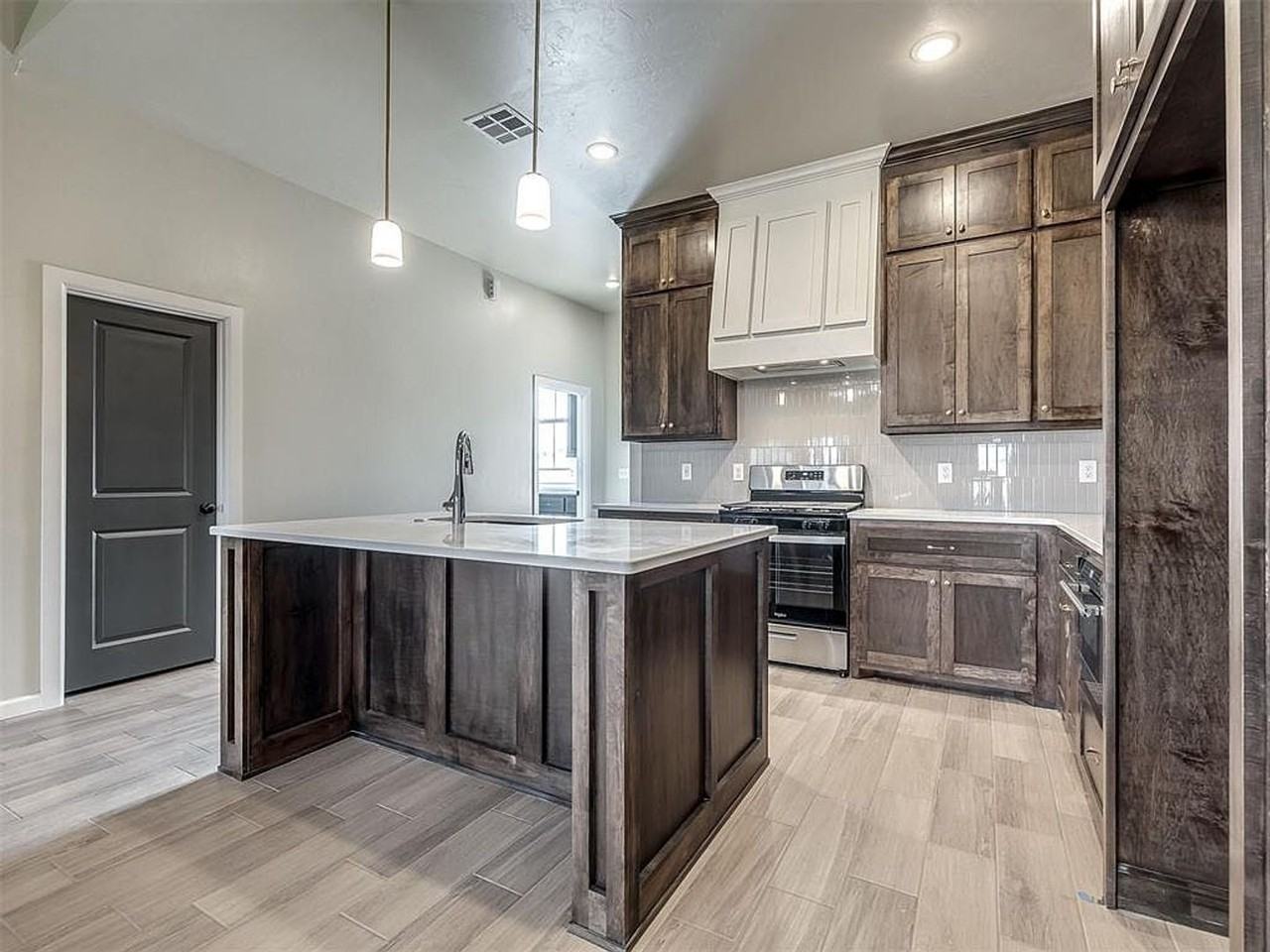 11913 Nw 118th Pl - Photo 4 of 37