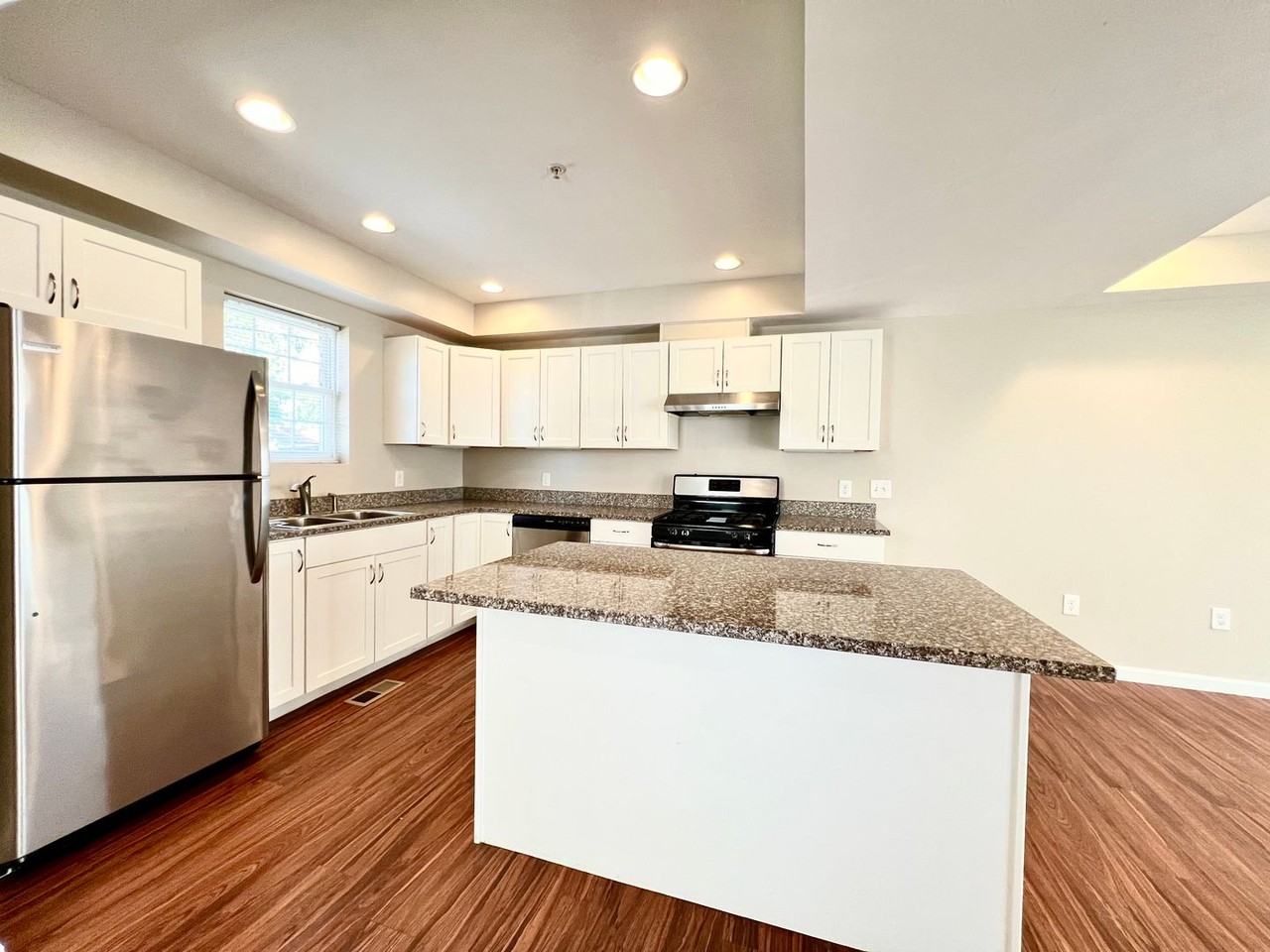 1135 Auburn Ave - Photo 3 of 40