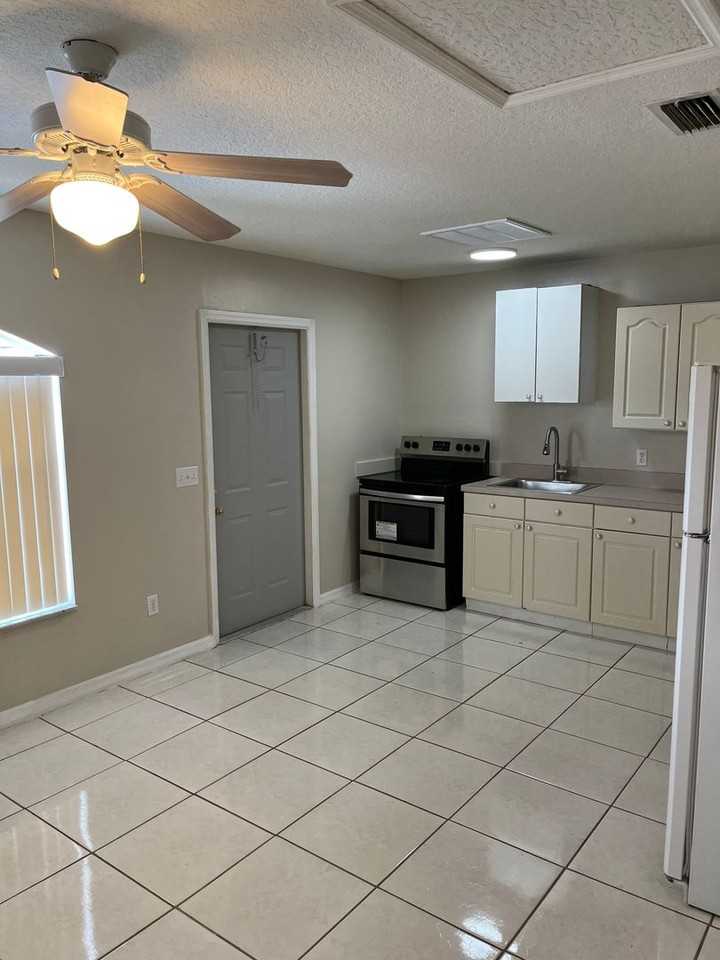 213 Washington Palm Loop #5 - Photo 2 of 11