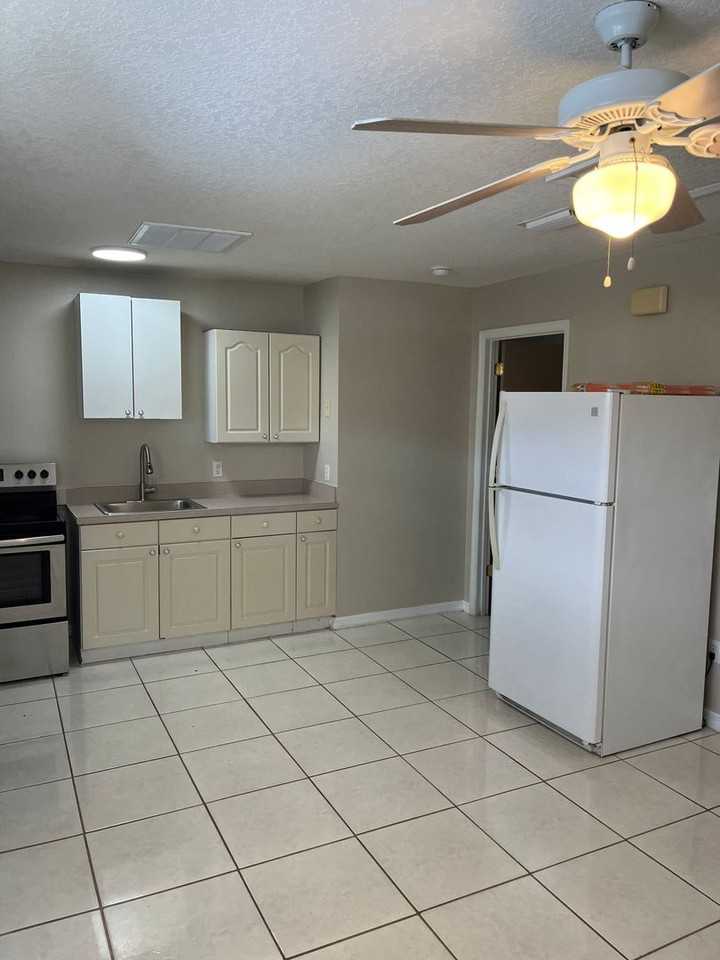 213 Washington Palm Loop #5 - Photo 3 of 11