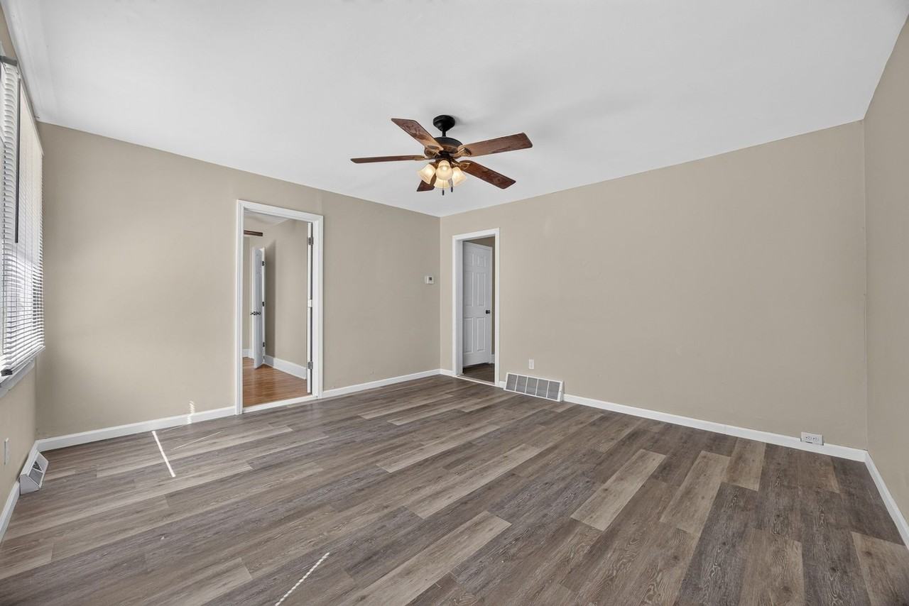 410 Graham St - Photo 6 of 30