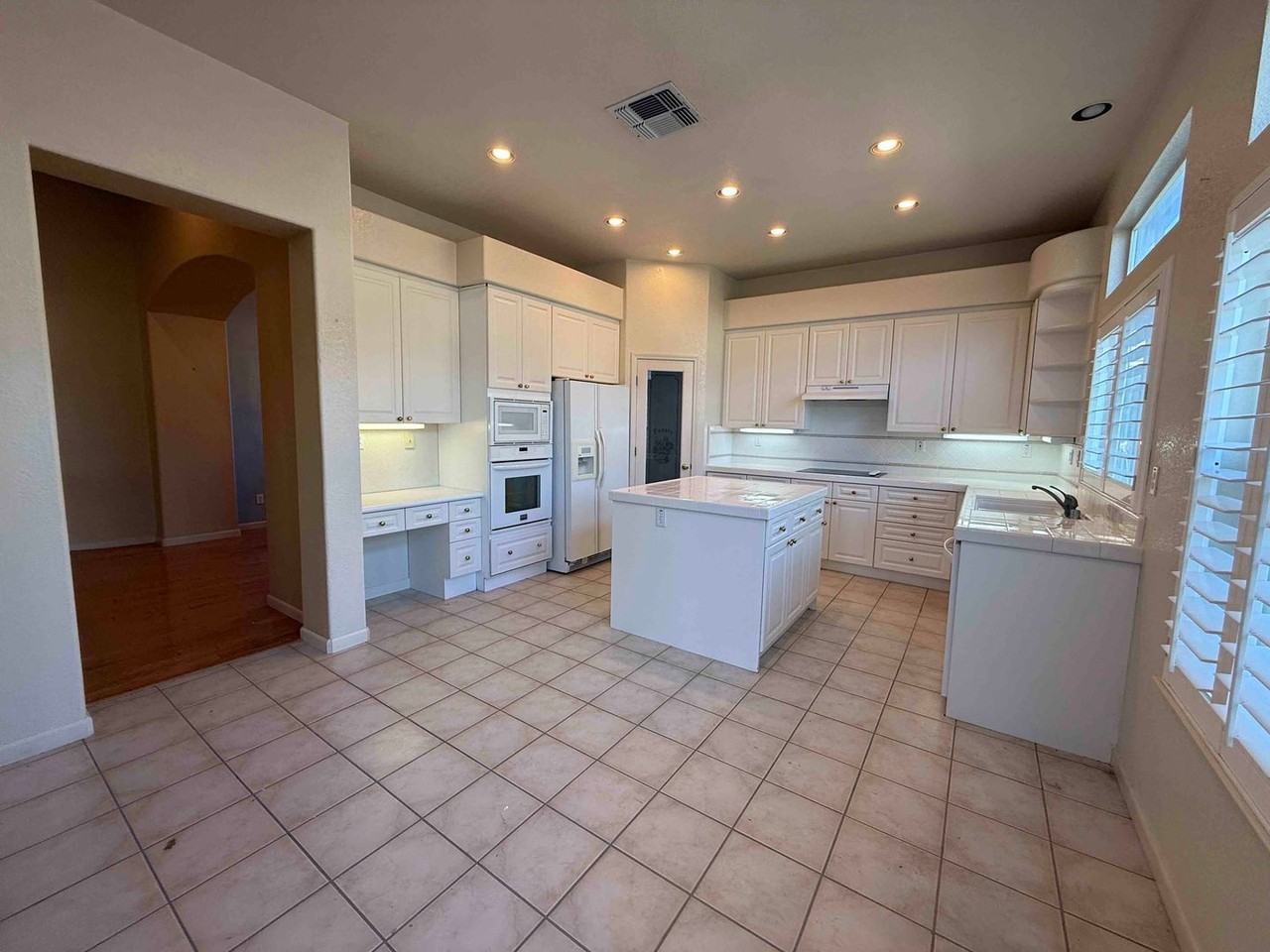 3247 Shelter Cove Ln - Photo 4 of 31