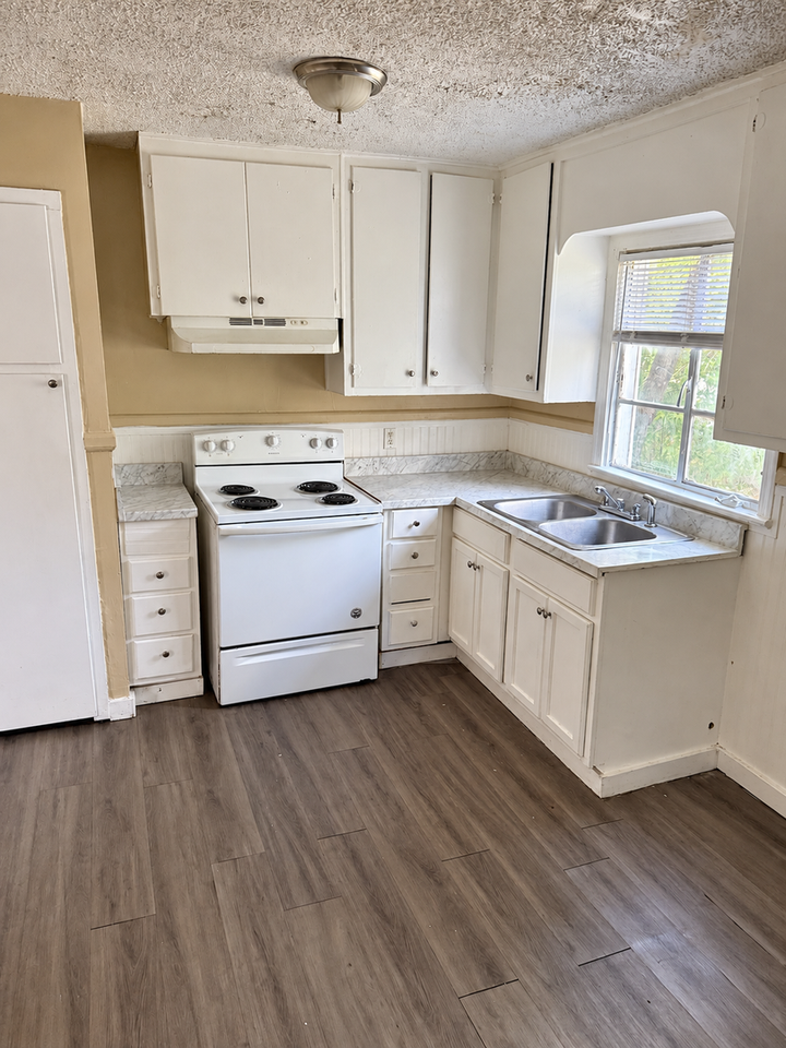 782 Launcelot Rd - Photo 2 of 9