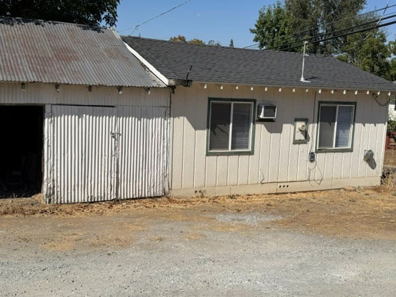 18495 Rozier Ave - Photo 3 of 10