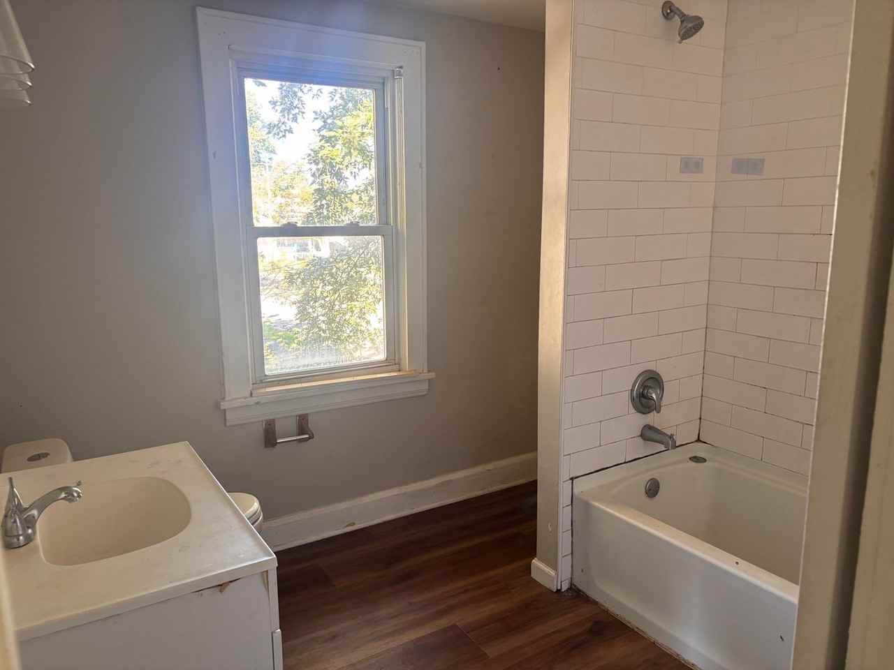1190 Dietz Ave - Photo 2 of 8
