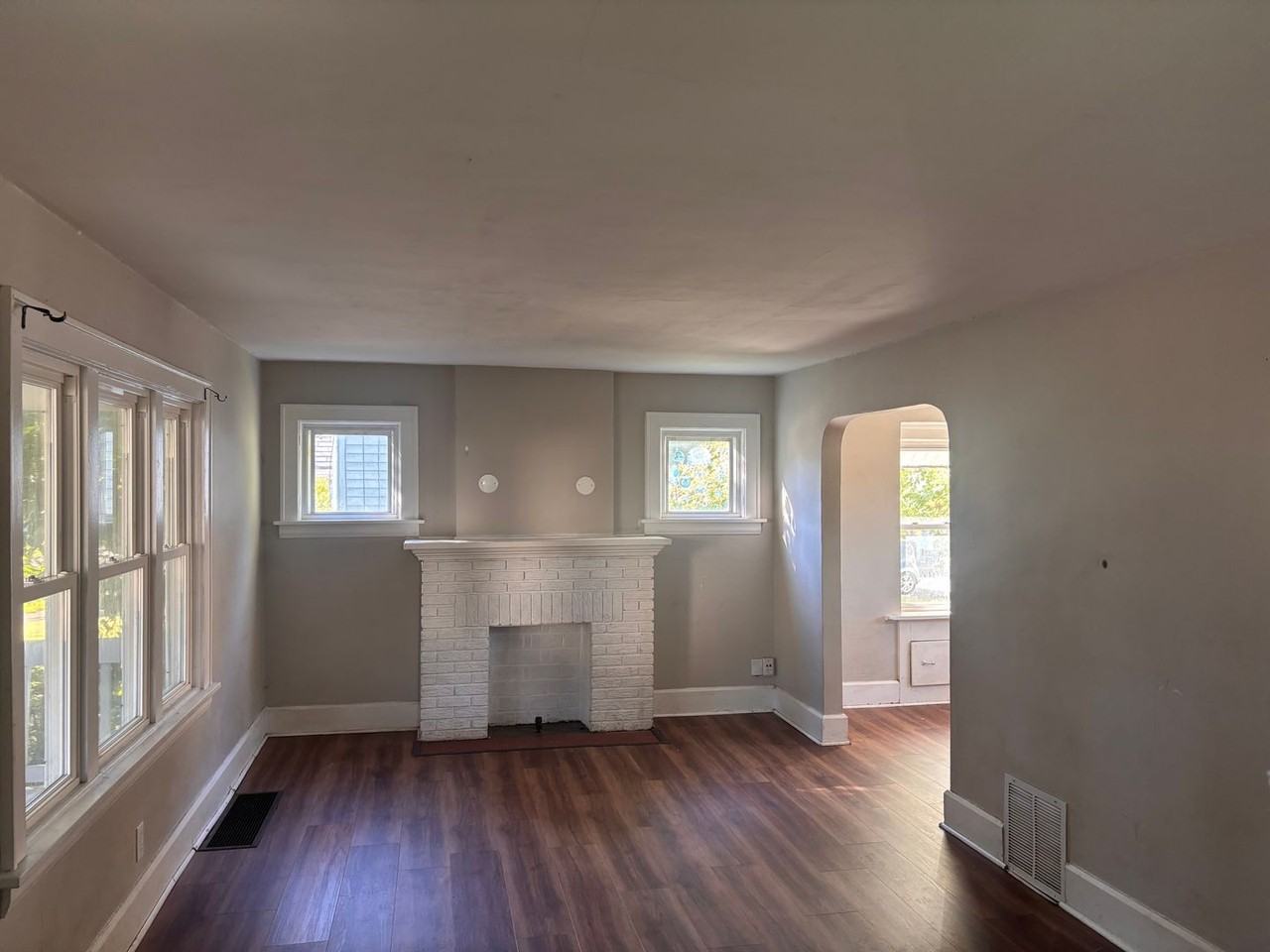 1190 Dietz Ave - Photo 3 of 8