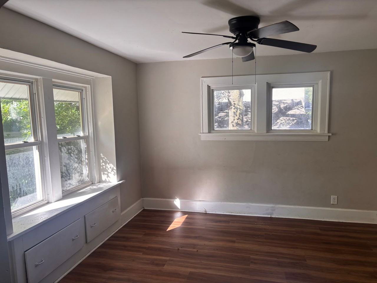 1190 Dietz Ave - Photo 4 of 8