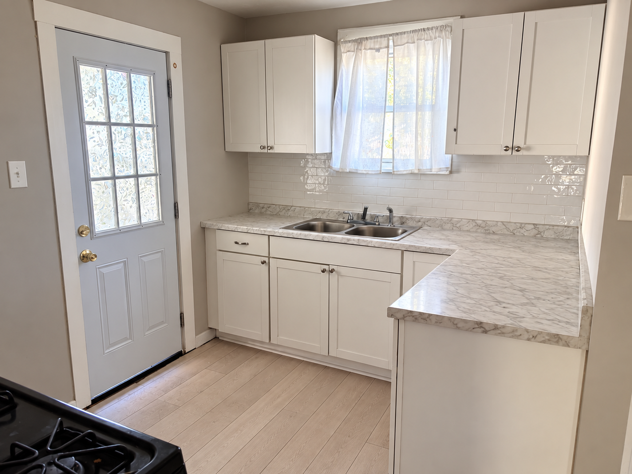 1190 Dietz Ave - Photo 5 of 8