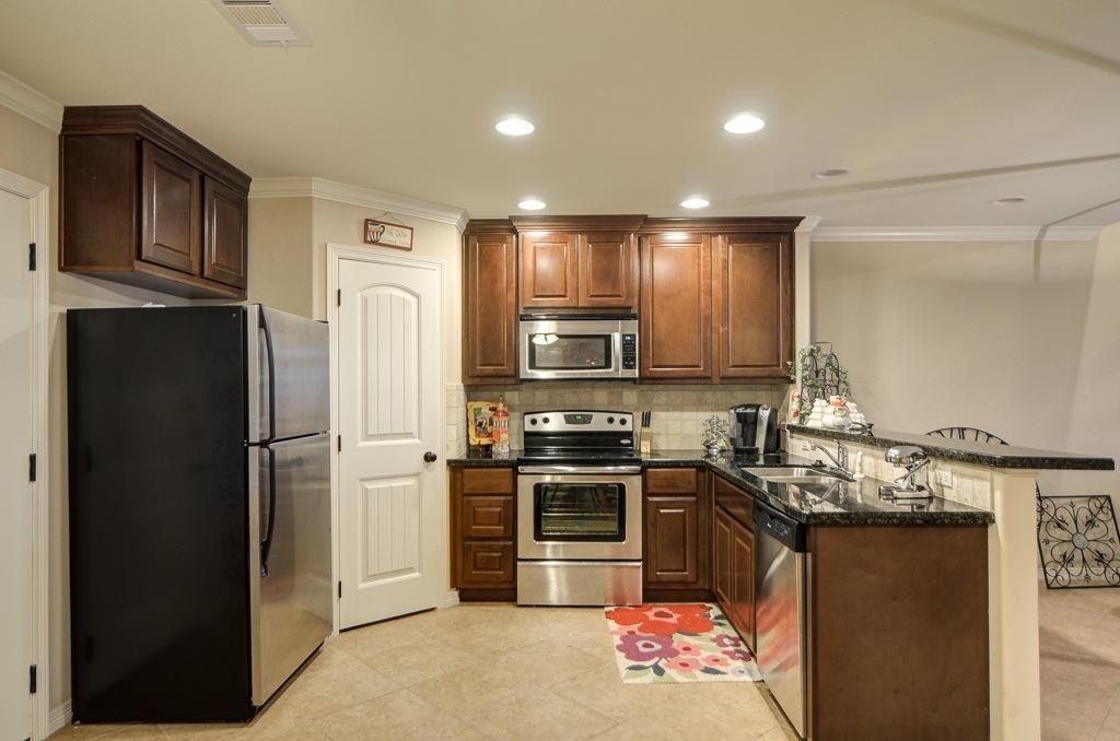 300 Poplar St #1 - Photo 2 of 9