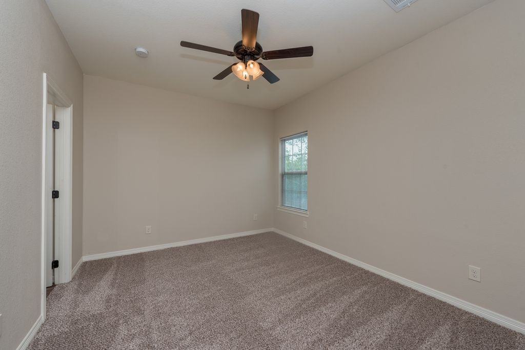 300 Poplar St #1 - Photo 5 of 9