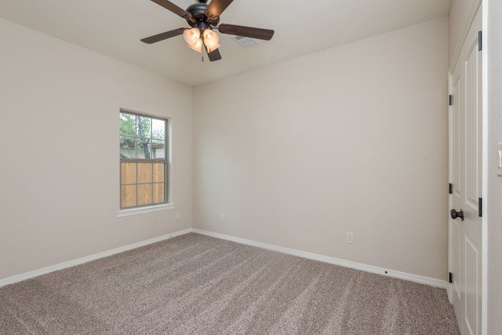 300 Poplar St #1 - Photo 6 of 9