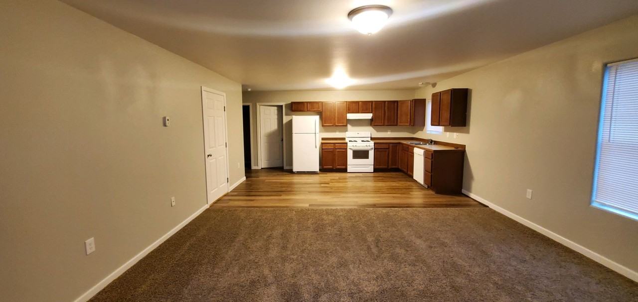 5560-5566 E Wolverine Ave - Photo 2 of 8