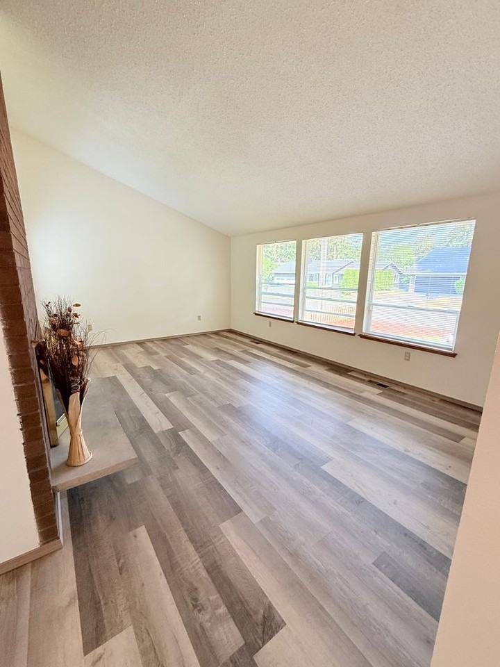 5010 84th Ave W - Photo 6 of 31