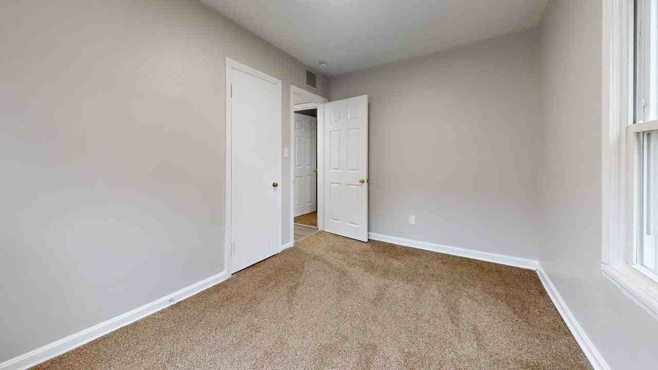 939 Clifford Ave - Photo 6 of 13