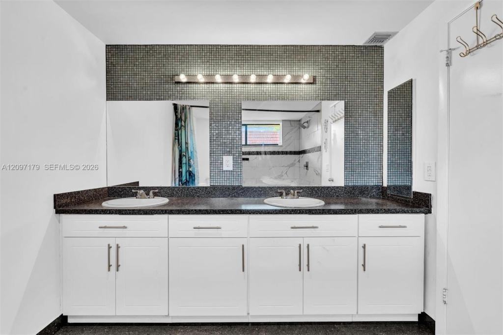 770 Ne 199th St - Photo 7 of 10