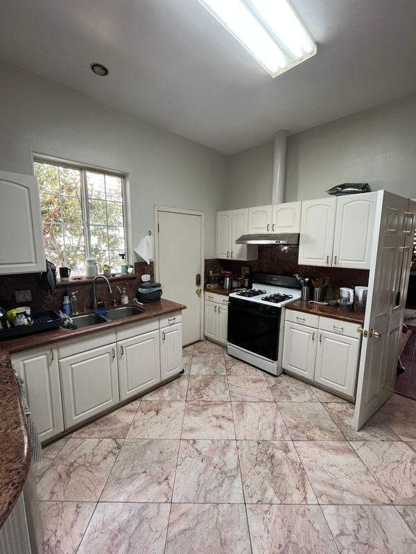 125 N Marguerita Ave - Photo 5 of 9