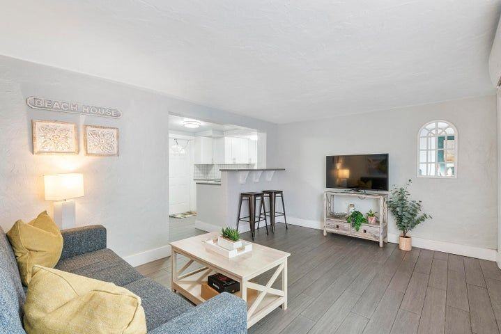 551 Sw 13th Ave ##3 - Photo 3 of 11