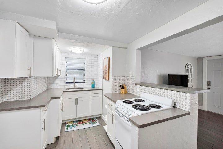 551 Sw 13th Ave ##3 - Photo 4 of 11