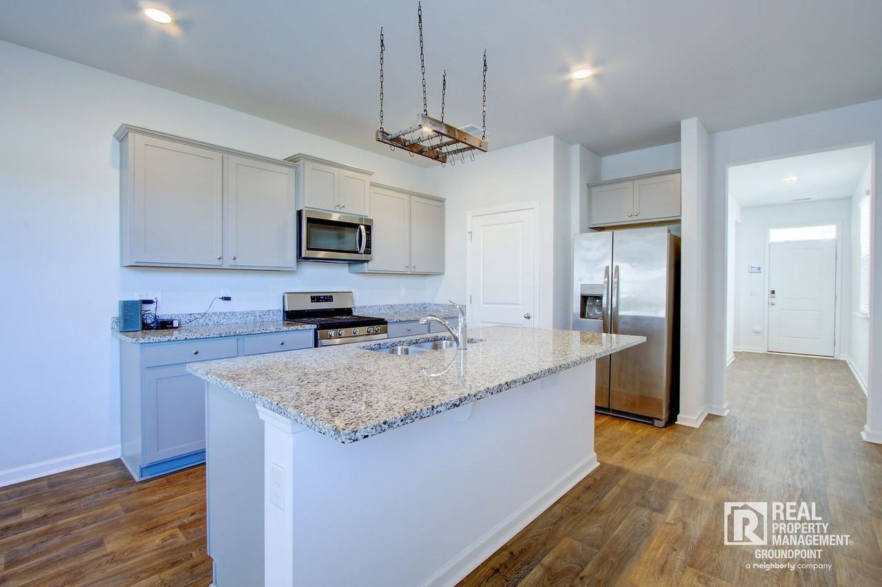 414 Eastern Pine Dr - Photo 2 of 28