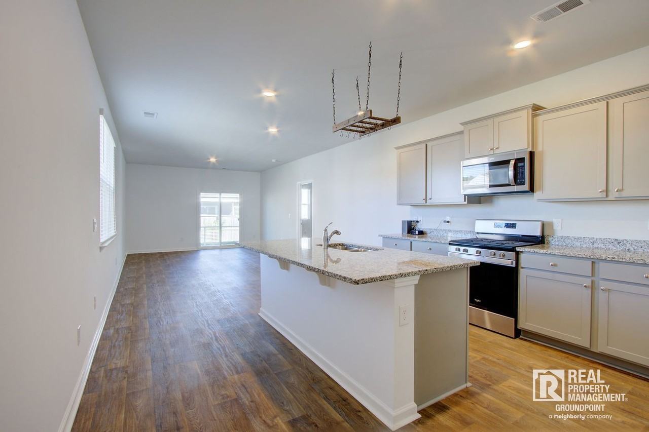 414 Eastern Pine Dr - Photo 4 of 28